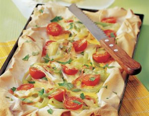 Póréhagymás “pizza” sonkával és ementáli sajttal