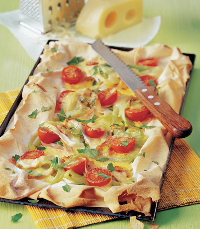 Póréhagymás “pizza” sonkával és ementáli sajttal