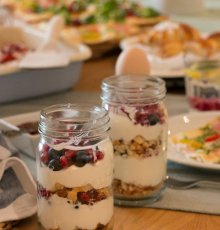 Gyümölcsös joghurt, linzertészta morzsákkal