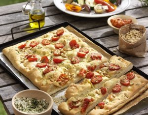 Focaccia paradicsommal és fenyőmaggal