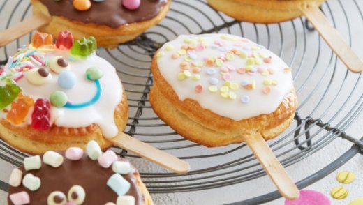 színes farsangi nyalókák