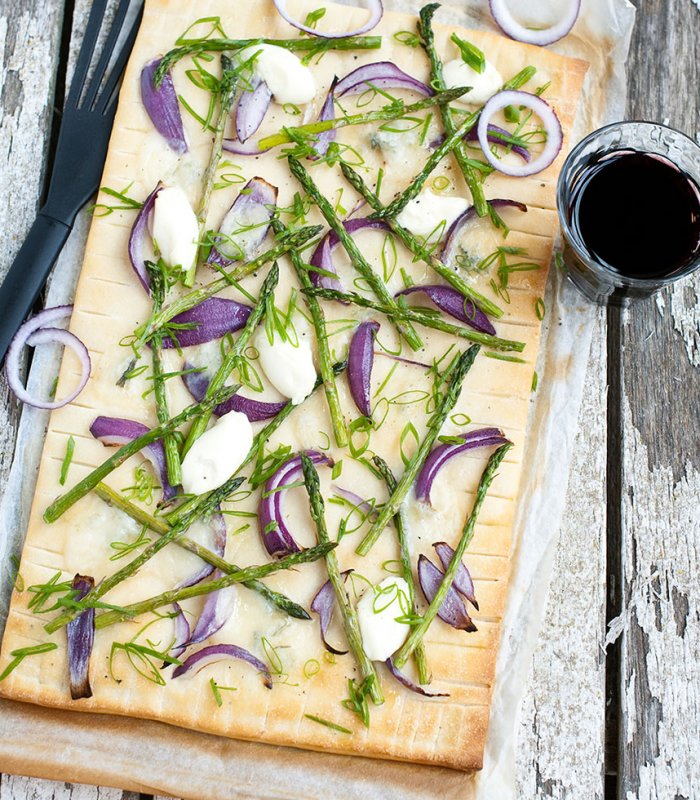 spárgás-gorgonzolás-hagymás pizza