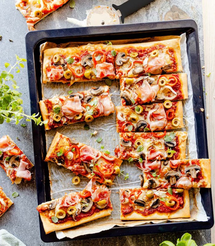 sonkás pizza gombával és olívabogyóval
