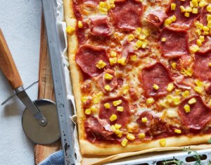 Sonkás-szalámis pizza