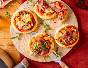 Mini pizzák zöldségekkel és prosciuttóval