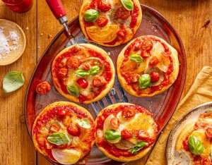 Mini pizzák színes paradicsommal és bivalymozzarellával