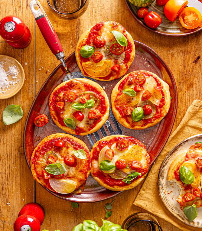 Mini pizzák színes paradicsommal és bivalymozzarellával
